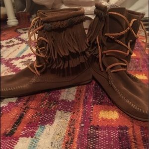 Minnetonka Shoes - Minnetonka moccasin fringe boots Minnetonka Shoes - Minnetonka moccasin fringe boots